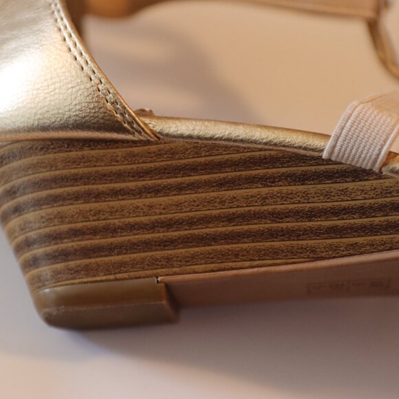 A2 By Aerosoles Gold Sparkle Gladiator wedge Sandals Zip back size 8.5 Casual - Picture 11 of 14